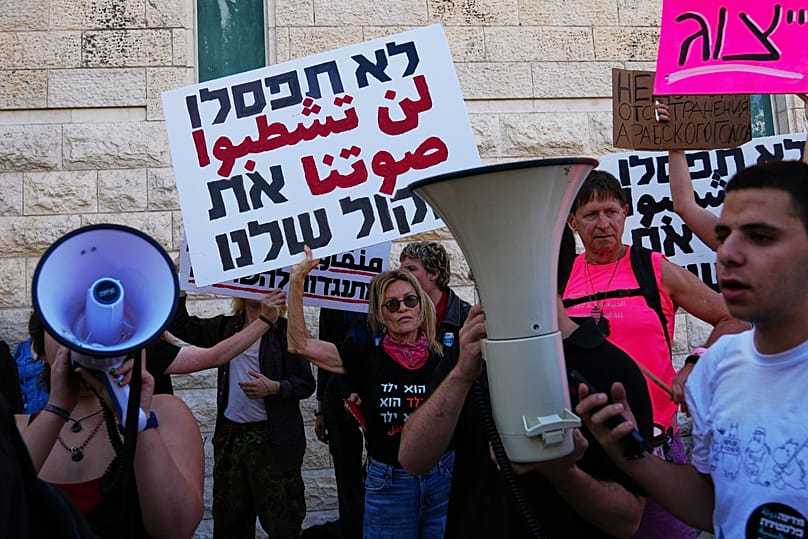 متظاهر أمام المحكمة العليا الإسرائيلية يحمل لافتة كتب عليها "لن تشطبوا صوتنا"، 1 أكتوبر 2026.