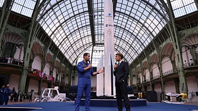 Der französische ESA-Astronaut Thomas Pesquet (links) und Präsident Emmanuel Macron sprechen beim Internationalen Raumgipfel im Grand Palais in Paris.