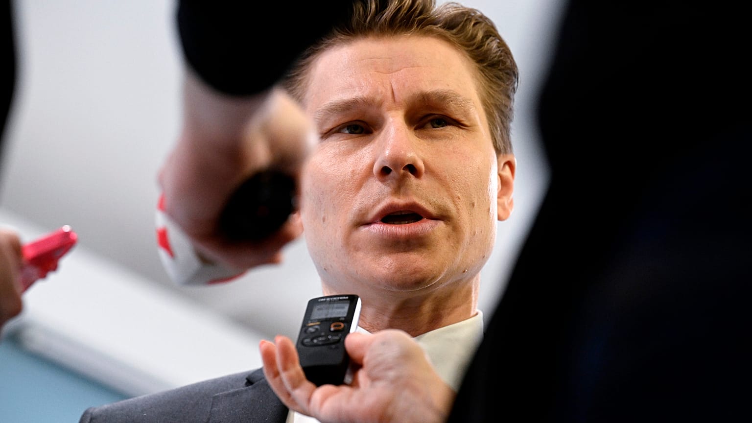 Finnish Defence Minister Antti Hakkanen survived confidence vote after Israel visit.