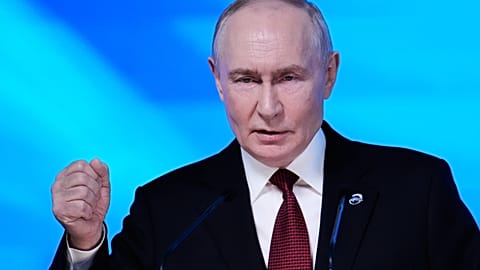 Presidente russo Vladimir Putin fala na sessão do Clube de Discussão Valdai, em Moscovo, quinta-feira, 1 de outubro de 2026