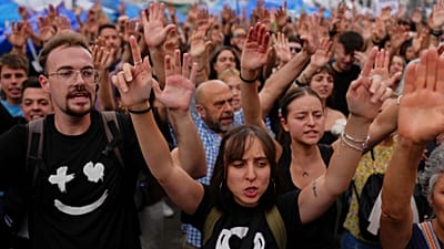 Aktivistinnen und Aktivisten protestieren an der Puerta del Sol in Madrid, Spanien, am Freitag, dem zweiten Oktober 2026.
