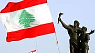 يرفرف علم لبناني ضخم بجوار تمثال الشهداء في وسط بيروت، لبنان، يوم الأربعاء 13 أبريل/نيسان 2005.