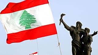 يرفرف علم لبناني ضخم بجوار تمثال الشهداء في وسط بيروت، لبنان، يوم الأربعاء 13 أبريل/نيسان 2005.