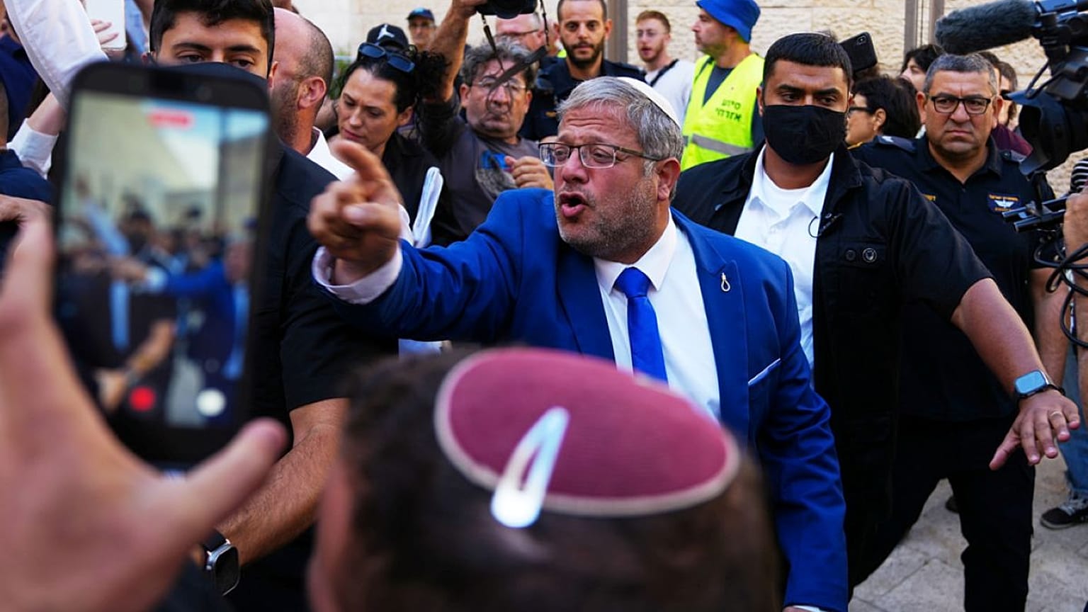 يقود وزير الأمن القومي الإسرائيلي إيتمار بن غفير مجموعة من المتظاهرين في مواجهة مع متظاهرين يساريين خارج المحكمة العليا الإسرائيلية، في القدس، يوم الخميس 1 أكتوبر 2026.