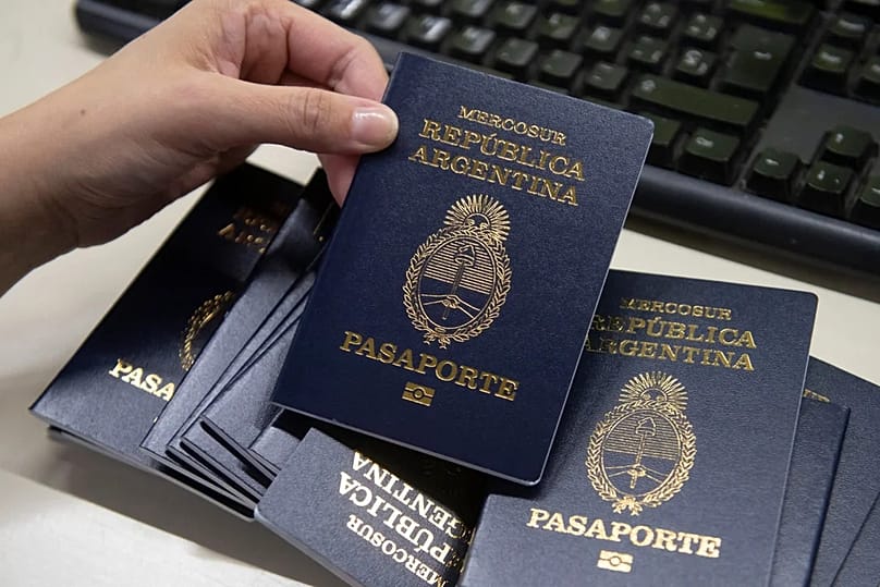 Milei anuncia “passaportes dourados” para estrangeiros ricos que pagarão uma contribuição em numerário ou investirão em obrigações do Estado.