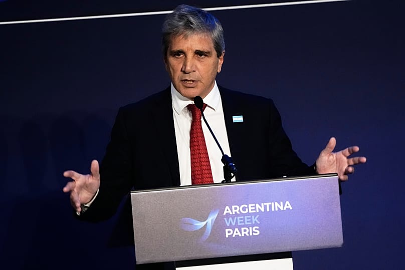 O ministro da Economia da Argentina, Luis Caputo, faz uma declaração na sede da Organização para a Cooperação e Desenvolvimento Económico (OCDE), a 1 de outubro de 2026.