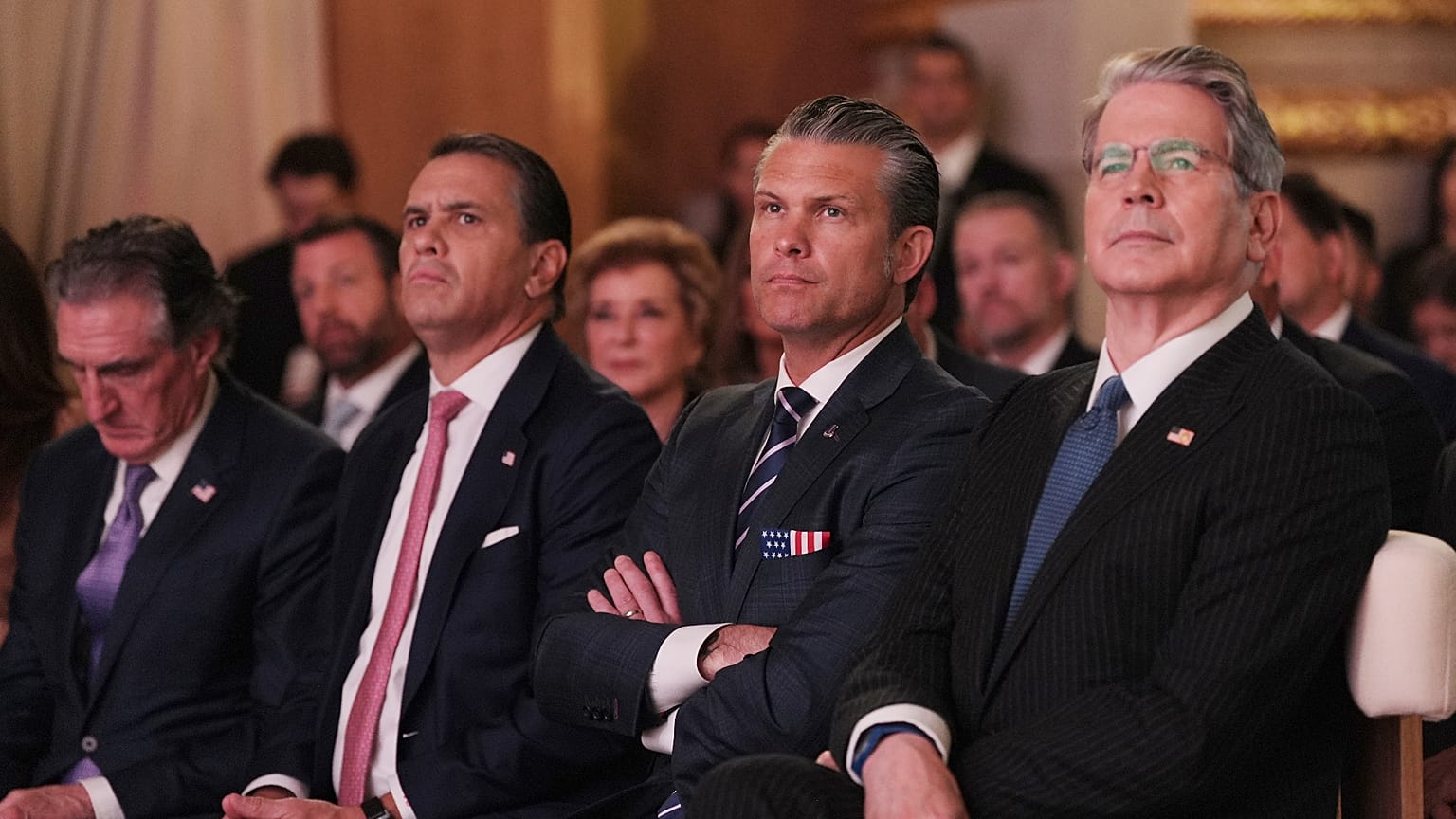Le secrétaire aux Finances des États-Unis, Scott Bessent (à droite), mardi 29 septembre 2026, à Washington.