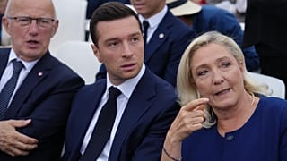 Les dirigeants du Rassemblement national Marine Le Pen, à droite, et Jordan Bardella, au centre, à Paris, samedi 26 septembre 2026.