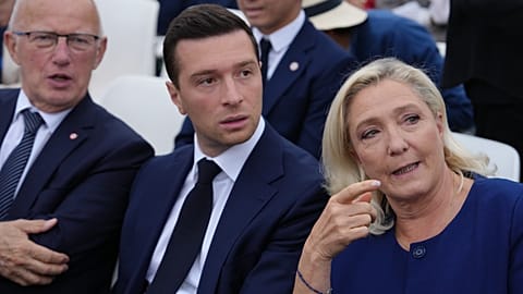 Les dirigeants du Rassemblement national Marine Le Pen, à droite, et Jordan Bardella, au centre, à Paris, samedi 26 septembre 2026.