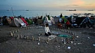 Un inmigrante reza por la mañana en la playa de El Trampolín, en el enclave español de Ceuta, el jueves 1 de octubre de 2026. 