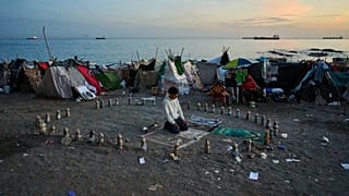 Un inmigrante reza por la mañana en la playa de El Trampolín, en el enclave español de Ceuta, el jueves 1 de octubre de 2026. 