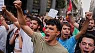 Activistas protestan cerca del Parlamento español para exigir leyes más estrictas que protejan a los inquilinos en Madrid, España, el 2 de octubre de 2026. 