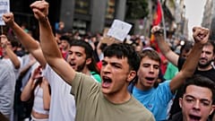 Activistas protestan cerca del Parlamento español para exigir leyes más estrictas que protejan a los inquilinos en Madrid, España, el 2 de octubre de 2026. 