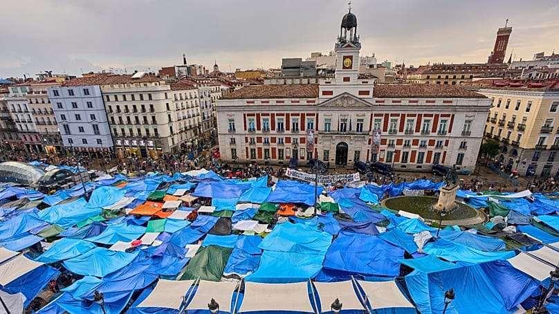 Activistas acampan en la Puerta del Sol para exigir leyes más estrictas que protejan a los inquilinos en Madrid, España, el 2 de octubre. (Foto AP/Manu Fern