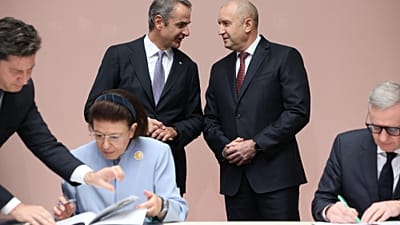 Culture Minister Lina Mendoni and her Bulgarian counterpart Evtim Miloshev sign protocols in the presence of prime ministers Kyriakos Mitsotakis and Rumen Radev