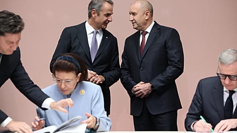 Culture Minister Lina Mendoni and her Bulgarian counterpart Evtim Miloshev sign protocols in the presence of prime ministers Kyriakos Mitsotakis and Rumen Radev