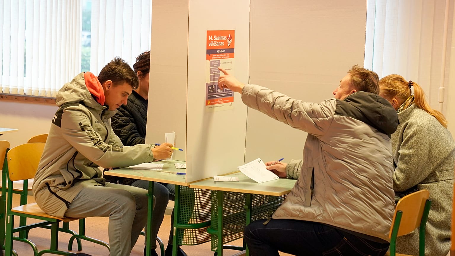 ARQUIVO: Secções de voto abriram sábado na Letónia para eleições legislativas, Riga, Letónia, sábado, 1 de outubro de 2022.