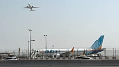 Egy Flydubai repülőgép áll a Dubai Nemzetközi Repülőtéren szeptember 30-án 
