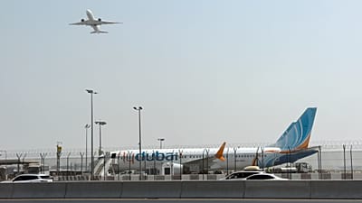 تقلع طائرة بينما تجلس طائرة فلاي دبي على مدرج مطار دبي الدولي في دبي، الإمارات العربية المتحدة، الأربعاء 30 سبتمبر 2026. (صورة AP)