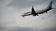 Un avión de FlyDubai con pasajeros israelíes que antes viajaban en otro aparato de la compañía que aterrizó de emergencia en Arabia Saudí se acerca a Tel Aviv.