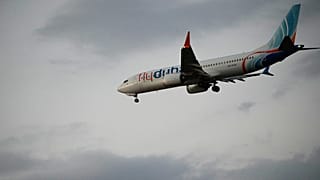 Egy FlyDubai-gép, amelyen azok az utasok utaznak, akik korábban egy Szaúd-Arábiában kényszerleszállást végrehajtó másik FlyDubai-járaton voltak, Tel-Aviv közelébe érkezik.