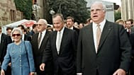 Altkanzler Helmut Kohl begleitet den ehemaligen US-Präsidenten George Bush und Bundespräsident Roman Herzog anlässlich des Tags der Deutschen Einheit