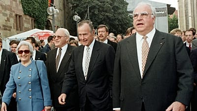 Helmut Kohl volt német kancellár George Bush volt amerikai elnököt és Roman Herzog német szövetségi elnököt kíséri a német egység napja alkalmából