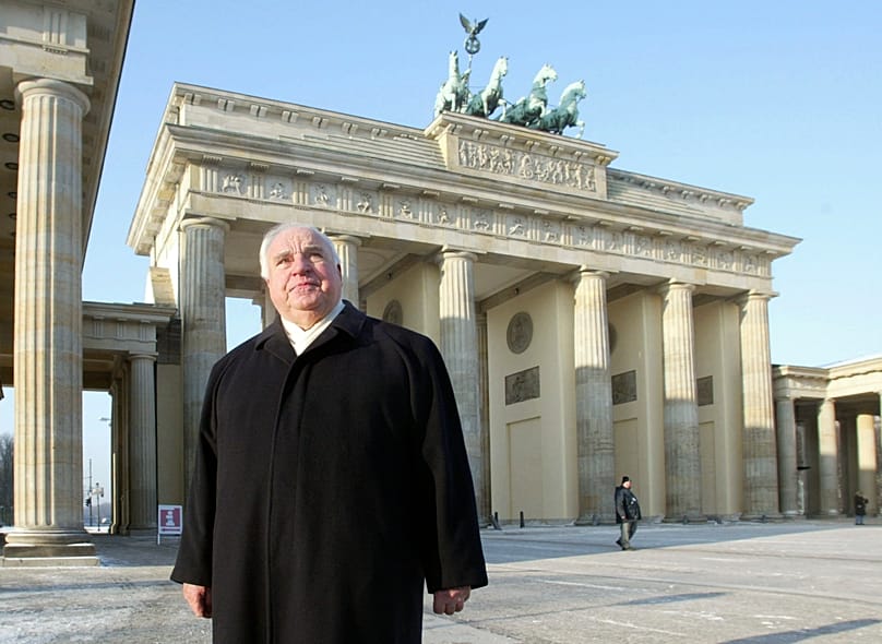Altbundeskanzler Helmut Kohl steht am 8. Januar 2003 vor dem Brandenburger Tor in Berlin.