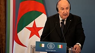 الرئيس الجزائري عبد المجيد تبون يتحدث بعد اجتماعه مع رئيسة الوزراء الإيطالية جورجيا ميلوني في فيلا بامفيلج بروما، الأربعاء 23 يوليو 2025. 
