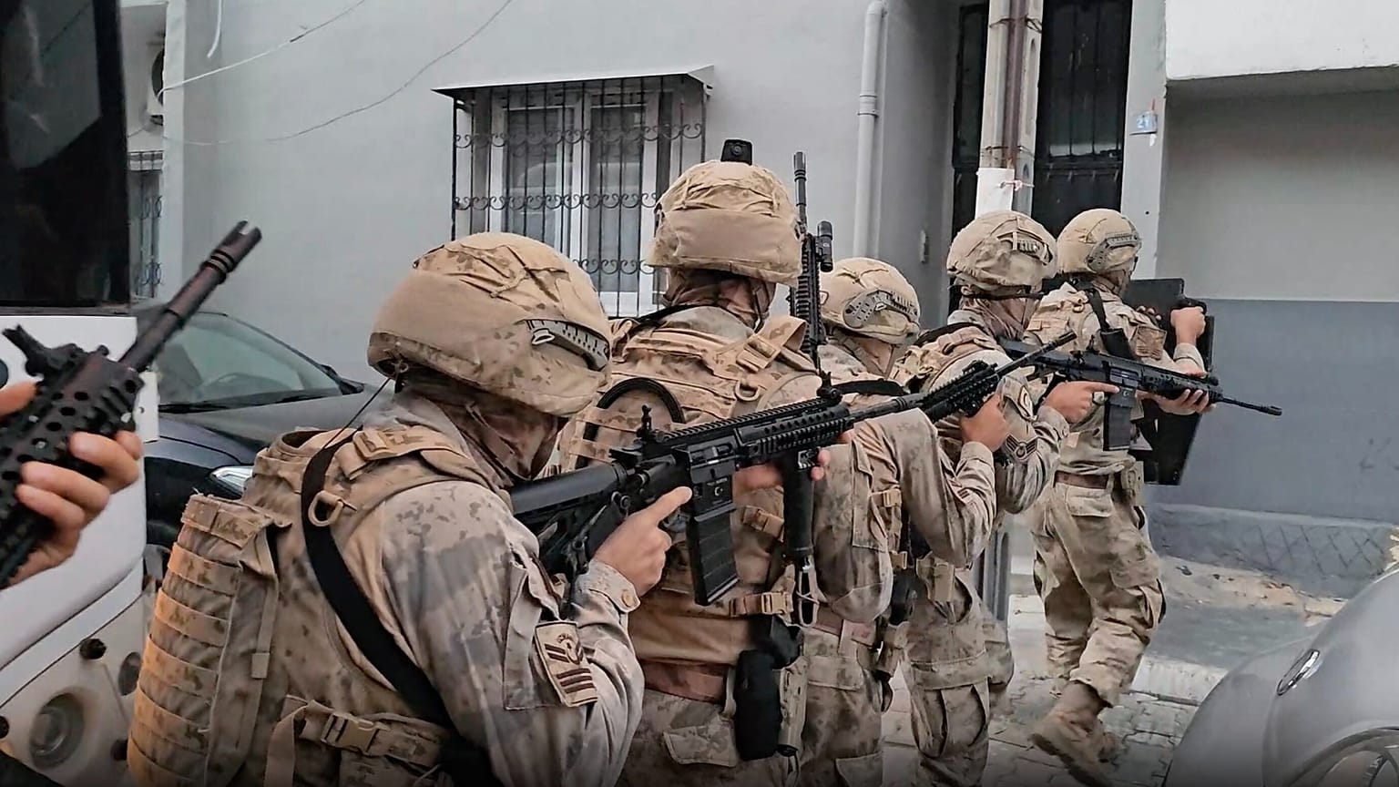 İl Jandarma Komutanlıklarınca DEAŞ terör örgütüne yönelik 16 ilde operasyonlar düzenlendi.