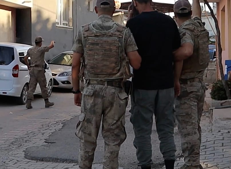 25 Eylül'de gerçekleşen operasyona dair bakanlık tarafından yayımlanan videoda bir şüphelinin yakalandığı görülüyor