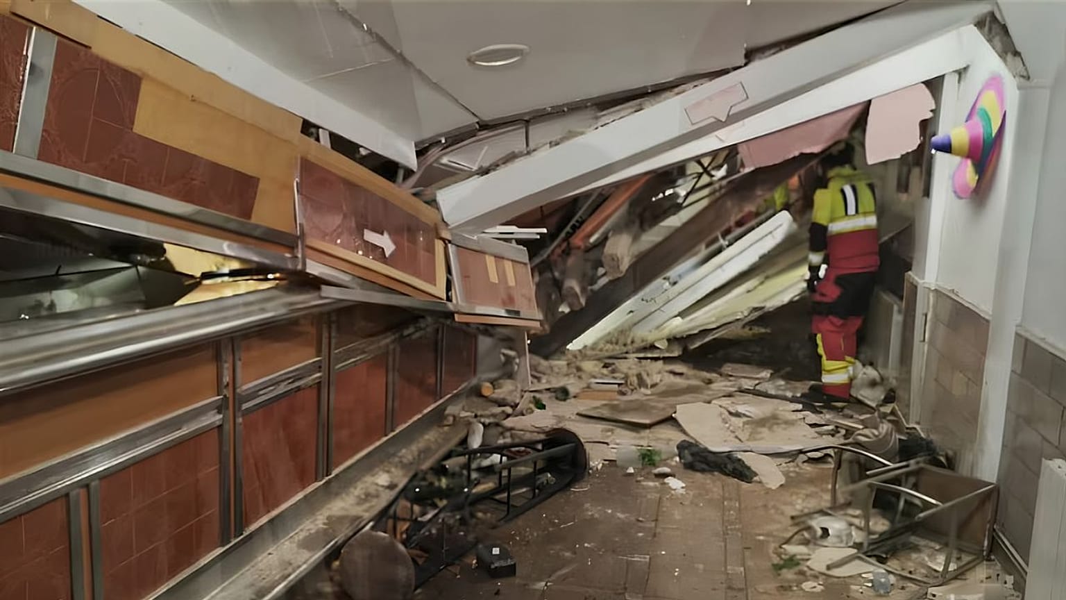 Derrumbe de suelo y techo en un bar en España. 3 de octubre de 2026
