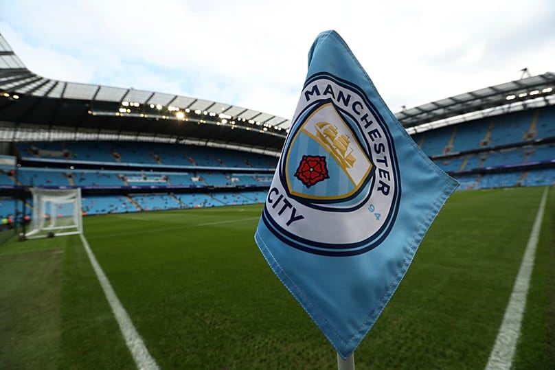 ARQUIVO (1.09.2018) O emblema do clube decora uma bandeira de canto antes do jogo da Premier League inglesa