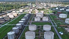 Almanya’nın Gelsenkirchen kentinde dizel, benzin ve kalorifer yakıtı üretilen Klesch petrol rafinerisinin (eski BP) tank sahası, 2 Ekim 2026.