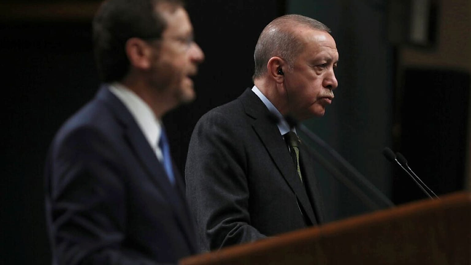 يتحدث الرئيس التركي رجب طيب أردوغان والرئيس الإسرائيلي إسحاق هرتسوغ إلى وسائل الإعلام عقب محادثاتهما في أنقرة بتركيا، يوم الأربعاء 9 مارس 2022.