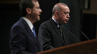 يتحدث الرئيس التركي رجب طيب أردوغان والرئيس الإسرائيلي إسحاق هرتسوغ إلى وسائل الإعلام عقب محادثاتهما في أنقرة بتركيا، يوم الأربعاء 9 مارس 2022.