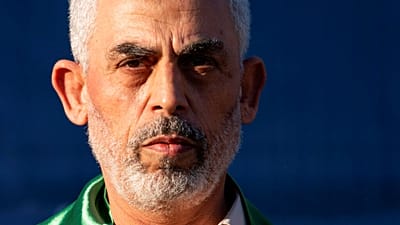 صورة أرشيفية، يحيى السنوار، يعتلي المنصة خلال تجمع لأنصار حركة حماس يوم الاثنين 24 مايو/أيار 2021 في مدينة غزة.