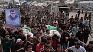 فلسطينيون يحملون جثماني عنصري حركة حماس، مهند أبو فول وعز الدين البيك أثناء تشييع جنازتهما عقب مقتلهما في غارة جوية إسرائيلية بمدينة غزة، يوم الثلاثاء 29 سبتمبر 2026. 