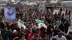 فلسطينيون يحملون جثماني عنصري حركة حماس، مهند أبو فول وعز الدين البيك أثناء تشييع جنازتهما عقب مقتلهما في غارة جوية إسرائيلية بمدينة غزة، يوم الثلاثاء 29 سبتمبر 2026. 