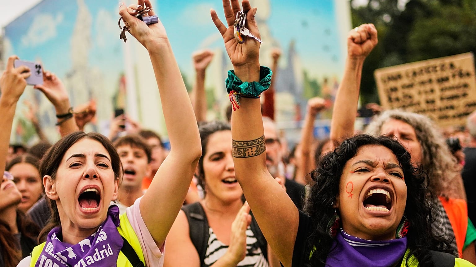 Des manifestants brandissent des clés en signe de protestation lors d'une manifestation réclamant des lois plus strictes pour protéger les locataires à Madrid, en Espagne, samedi.