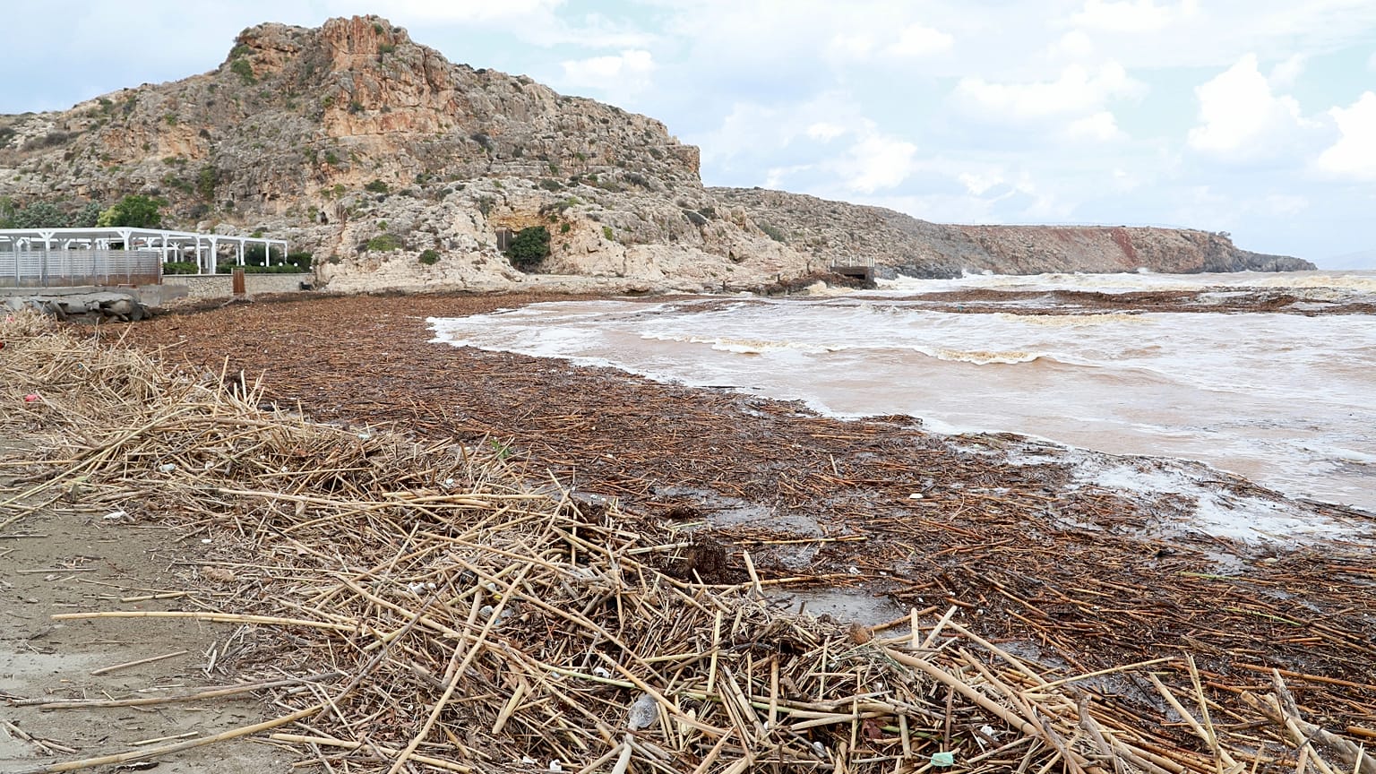 Φερτά υλικά σε παραλία του Ηρακλείου Κρήτης