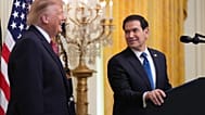 الرئيس دونالد ترامب يتحدث مع وزير الخارجية ماركو روبيو، خلال فعالية شهر التراث الإسباني في الغرفة الشرقية بالبيت الأبيض، الأربعاء 30 سبتمبر 2026، في واشنطن. 