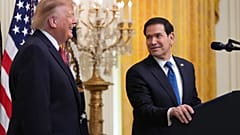 الرئيس دونالد ترامب يتحدث مع وزير الخارجية ماركو روبيو، خلال فعالية شهر التراث الإسباني في الغرفة الشرقية بالبيت الأبيض، الأربعاء 30 سبتمبر 2026، في واشنطن. 