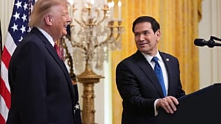 الرئيس دونالد ترامب يتحدث مع وزير الخارجية ماركو روبيو، خلال فعالية شهر التراث الإسباني في الغرفة الشرقية بالبيت الأبيض، الأربعاء 30 سبتمبر 2026، في واشنطن. 