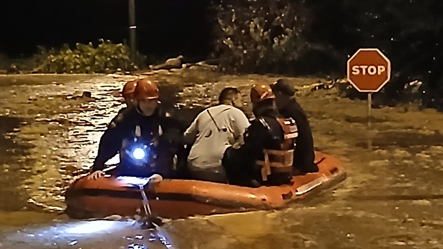 Rescate de personas durante las lluvias en Cataluña, España, 3 de octubre de 2026.