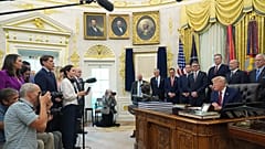 Trump és a sajtó szeptember 30-án az Ovális Irodában