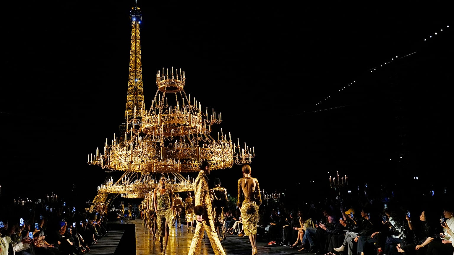 Modeller, Saint Laurent'ın İlkbahar-Yaz 2027 kadın koleksiyonu kapsamında hazırlanan tasarımları Paris'te sergiliyor.