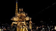 Modeller, Saint Laurent'ın İlkbahar-Yaz 2027 kadın koleksiyonu kapsamında hazırlanan tasarımları Paris'te sergiliyor.