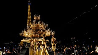 Modeller, Saint Laurent'ın İlkbahar-Yaz 2027 kadın koleksiyonu kapsamında hazırlanan tasarımları Paris'te sergiliyor.