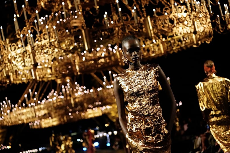 Bir model, Saint Laurent'ın İlkbahar-Yaz 2027 kadın koleksiyonu kapsamında hazırlanan bir tasarımı sergiliyor.